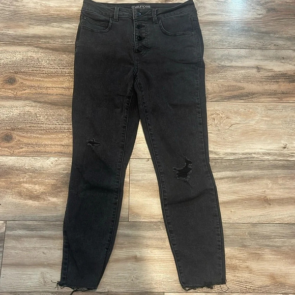 Maurice’s Black Distressed High Rise Jeans Cropped Size 6 Short Stretchy Buttons - Picture 2 of 5
